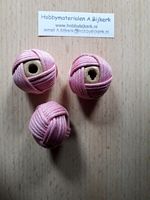 Houten kraal met haakkatoen roze 25 mm nog 6 leverbaar